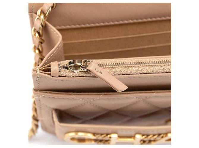 Chanel Borsa in pelle d'agnello matelassé beige con logo e catena - vista 13