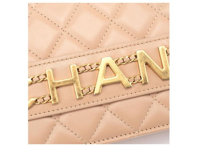 Chanel Borsa in pelle d'agnello matelassé beige con logo e catena - vista 7