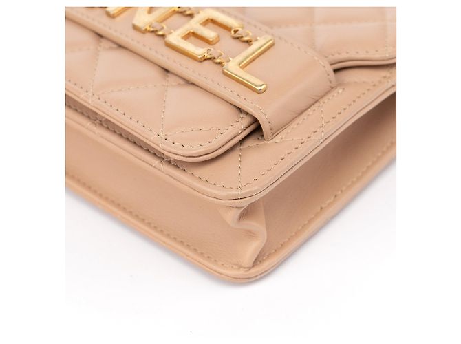 Chanel Borsa in pelle d'agnello matelassé beige con logo e catena - vista 9