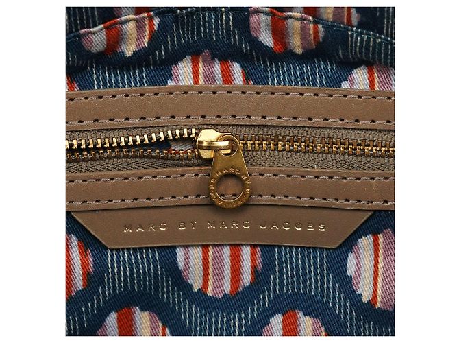 Marc by Marc Jacobs Borsa 2-Way in pelle grigia con logo impresso - vista 13
