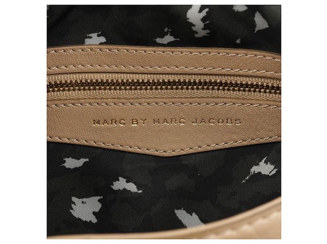 Marc by Marc Jacobs Beige Lederhandtasche mit Drehverschluss - Ansicht 11