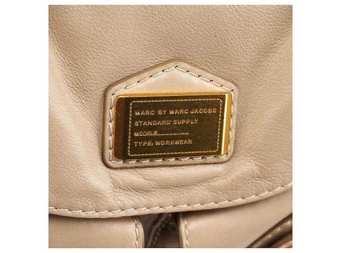 Marc by Marc Jacobs Beige Lederhandtasche mit Drehverschluss - Ansicht 6