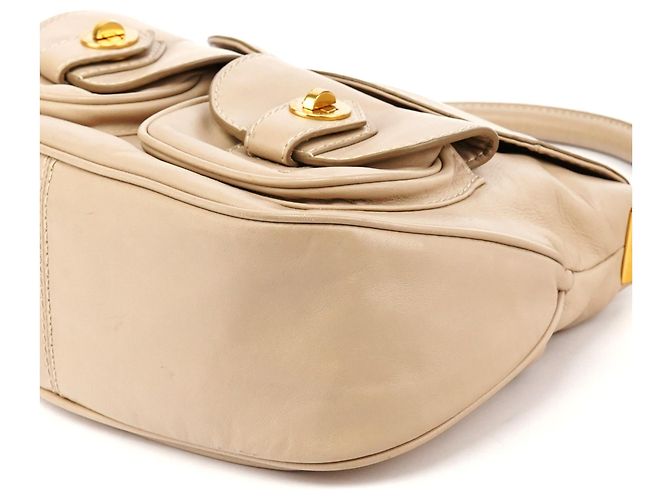 Marc by Marc Jacobs Beige Lederhandtasche mit Drehverschluss - Ansicht 8