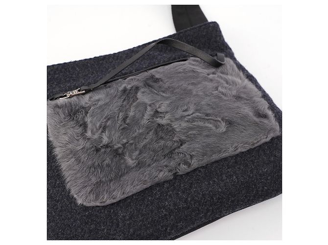 Prada Borsa a tracolla in lana e pelliccia nera - vista 3
