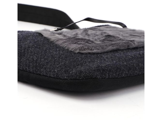 Prada Borsa a tracolla in lana e pelliccia nera - vista 6