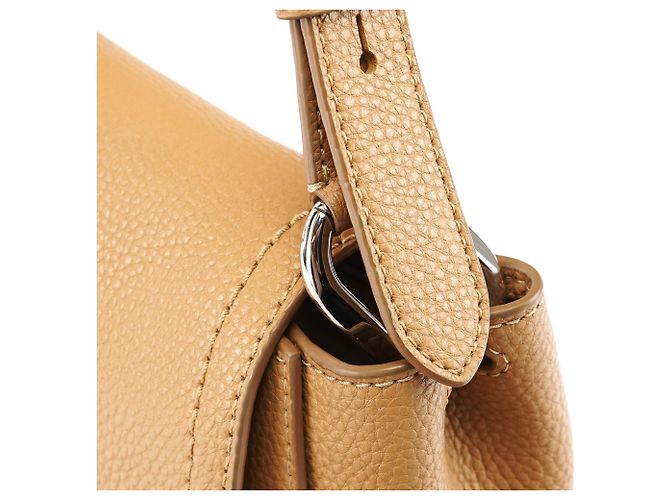 Marc Jacobs Bolsa crossbody com aba em couro granulado bege - vista 11