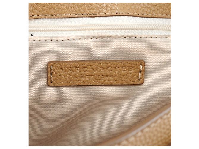 Marc Jacobs Bolsa crossbody com aba em couro granulado bege - vista 13