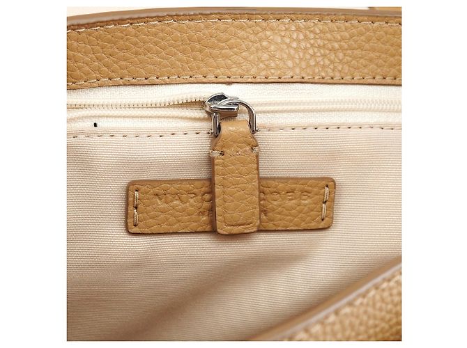 Marc Jacobs Bolsa crossbody com aba em couro granulado bege - vista 14
