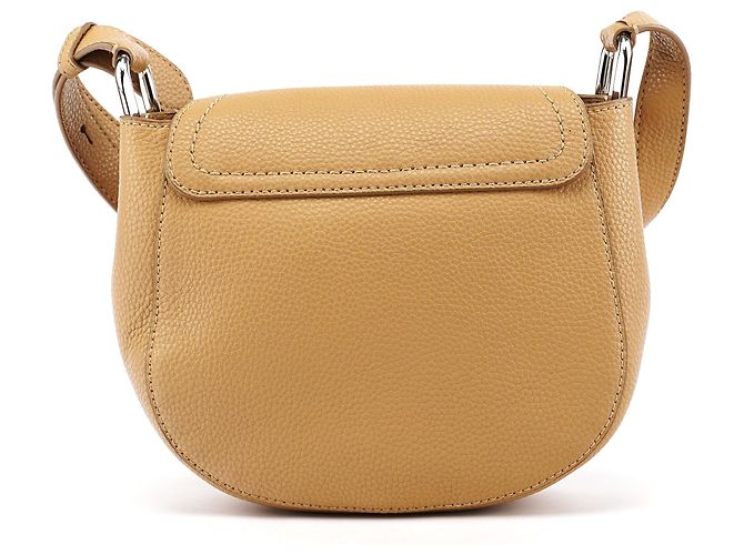 Marc Jacobs Bolsa crossbody com aba em couro granulado bege - vista 3