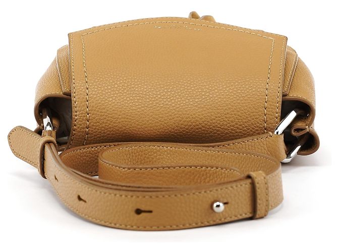 Marc Jacobs Bolsa crossbody com aba em couro granulado bege - vista 4