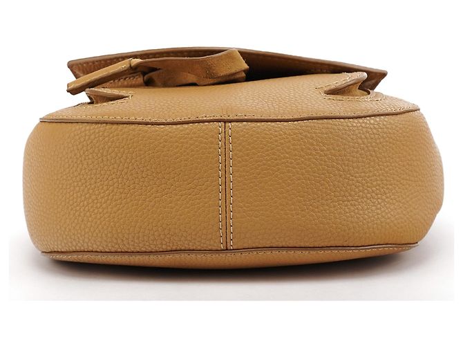 Marc Jacobs Bolsa crossbody com aba em couro granulado bege - vista 5