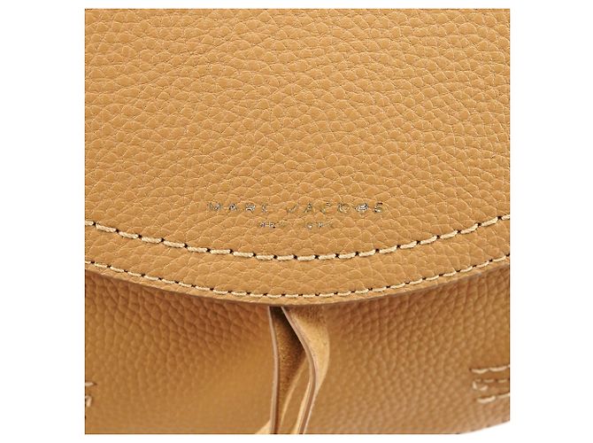 Marc Jacobs Bolsa crossbody com aba em couro granulado bege - vista 6