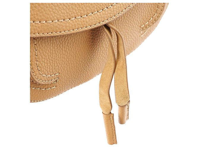 Marc Jacobs Bolsa crossbody com aba em couro granulado bege - vista 7