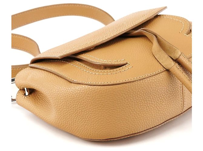 Marc Jacobs Bolsa crossbody com aba em couro granulado bege - vista 8