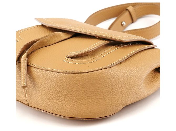 Marc Jacobs Bolsa crossbody com aba em couro granulado bege - vista 9