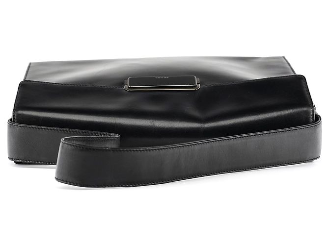 Prada B7494 Mala de Ombro em Pele Vitello Preta com Fivela - vista 4