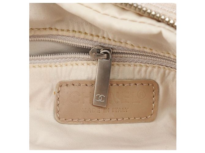 Chanel Borsa 2-Way trapuntata in nylon e pelle beige - vista 12