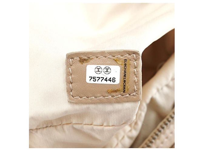 Chanel Borsa 2-Way trapuntata in nylon e pelle beige - vista 13