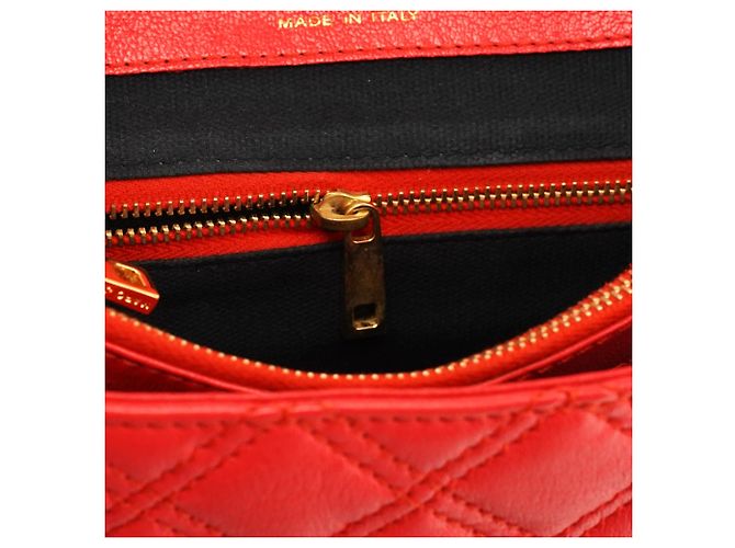 Marc Jacobs Bolsa Crossbody de Couro Matelassado Vermelha com Fivela e Corrente - vista 13