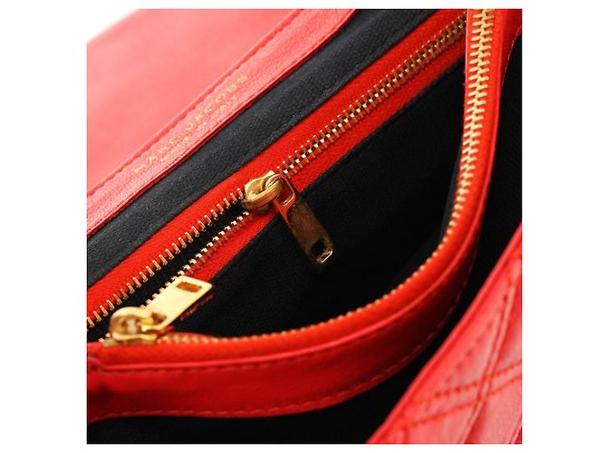 Marc Jacobs Bolsa Crossbody de Couro Matelassado Vermelha com Fivela e Corrente - vista 14