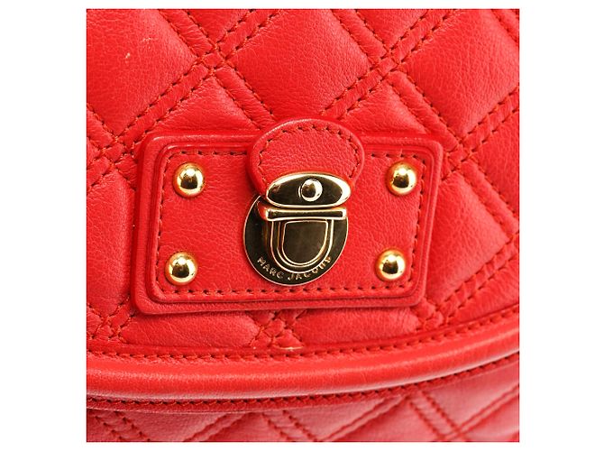 Marc Jacobs Bolsa Crossbody de Couro Matelassado Vermelha com Fivela e Corrente - vista 6