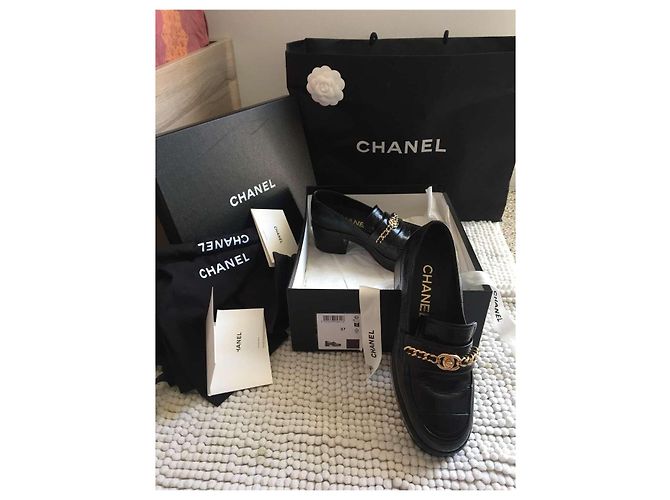 Mocassini Chanel in pelle nera con catena - vista 2
