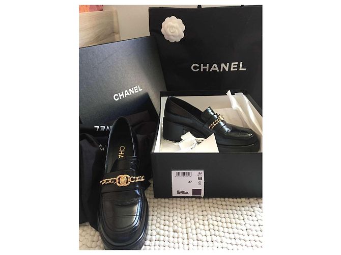 Mocassini Chanel in pelle nera con catena - vista 3