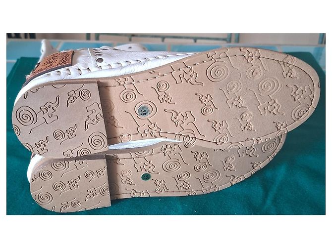 Autre Marque Botas de cuero blancas tachonadas - vista 3
