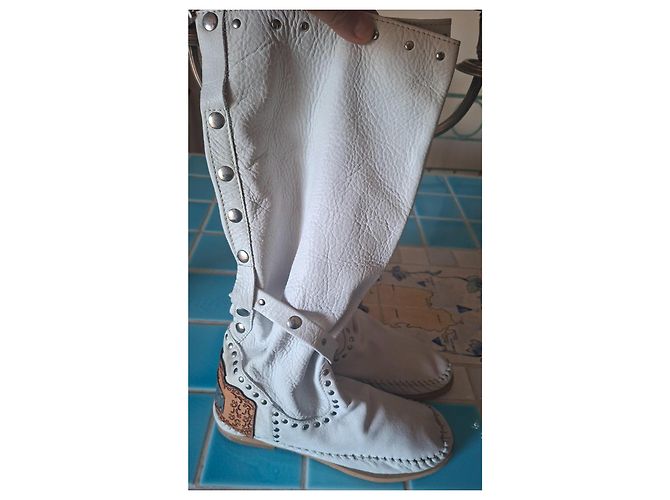 Autre Marque Botas de cuero blancas tachonadas - vista 6