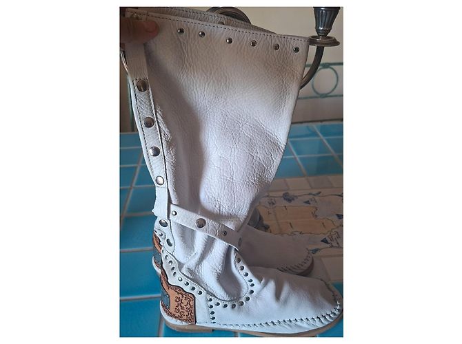 Autre Marque Botas de cuero blancas tachonadas - vista 7