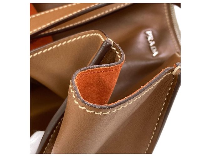 Tote Prada Shopper aus braunem Leder mit Dreiecks-Logo - Ansicht 11