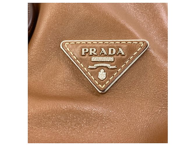 Tote Prada Shopper aus braunem Leder mit Dreiecks-Logo - Ansicht 8