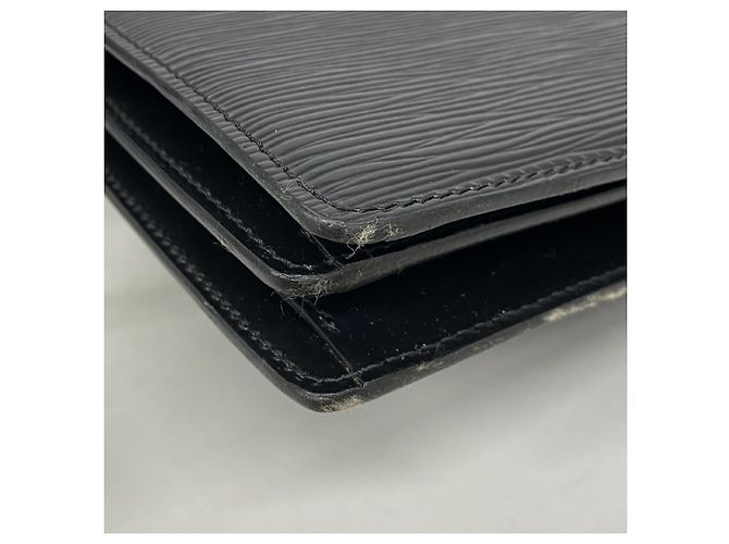 Borsa a tracolla Louis Vuitton Epi Capucines M52342 Noir - vista 10