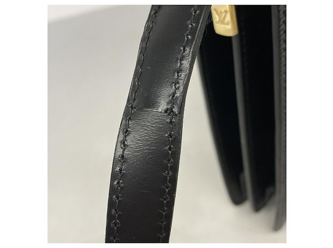 Borsa a tracolla Louis Vuitton Epi Capucines M52342 Noir - vista 9