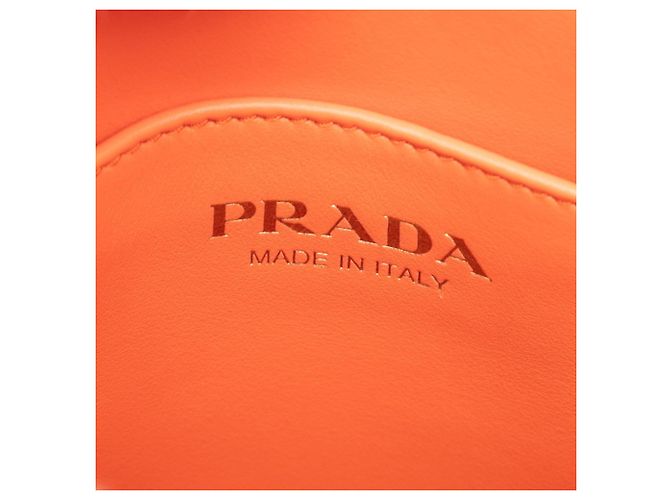 Mini borsa Prada con logo triangolare in metallo - vista 5