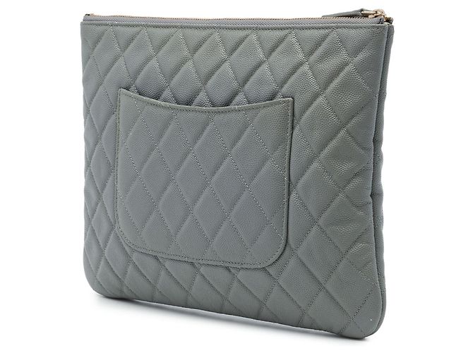 Clutch Chanel Gray Medium Quilted Caviar O Case - vista 2