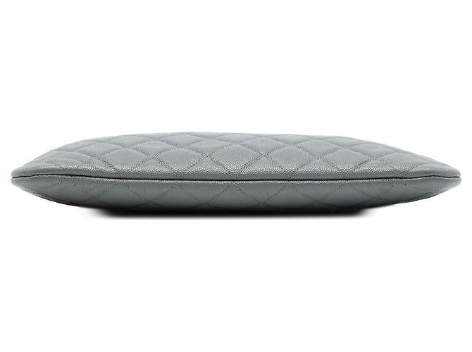 Clutch Chanel Gray Medium Quilted Caviar O Case - vista 3