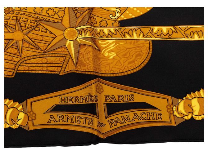 Carré di seta Hermès Gold Armets en Panache 90 - vista 3