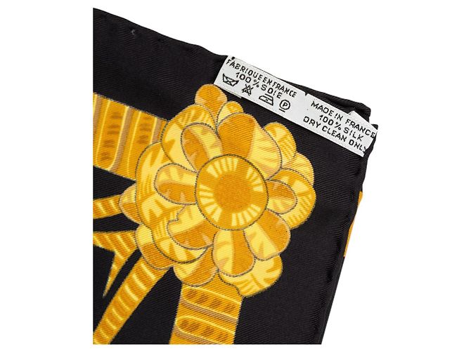 Carré di seta Hermès Gold Armets en Panache 90 - vista 4