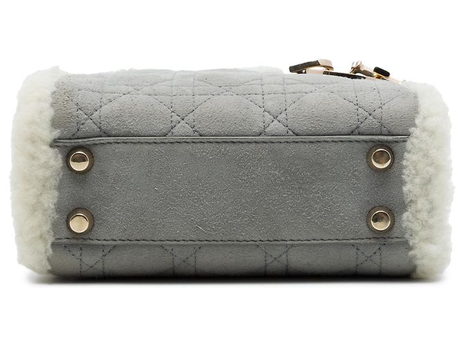 Mini Lady Dior in camoscio Cannage grigio con bordino in shearling - vista 3