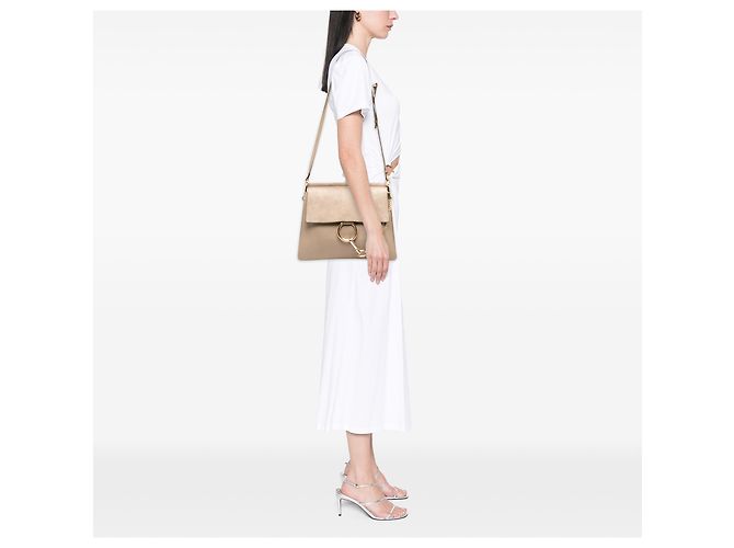 Chloé Faye Borsa a Tracolla Media in Vitello e Camoscio Marrone - vista 5