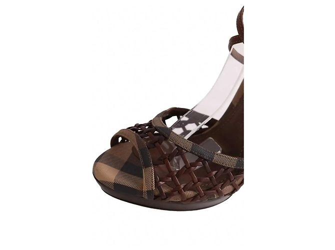 Tacchi Burberry in pelle marrone - vista 4