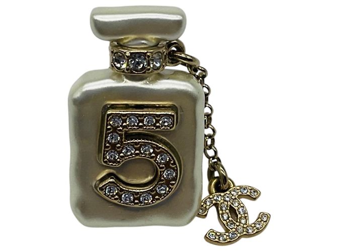 Spilla Chanel 2022 CC in resina placcata oro con strass e flacone di profumo No. 5 - vista 2