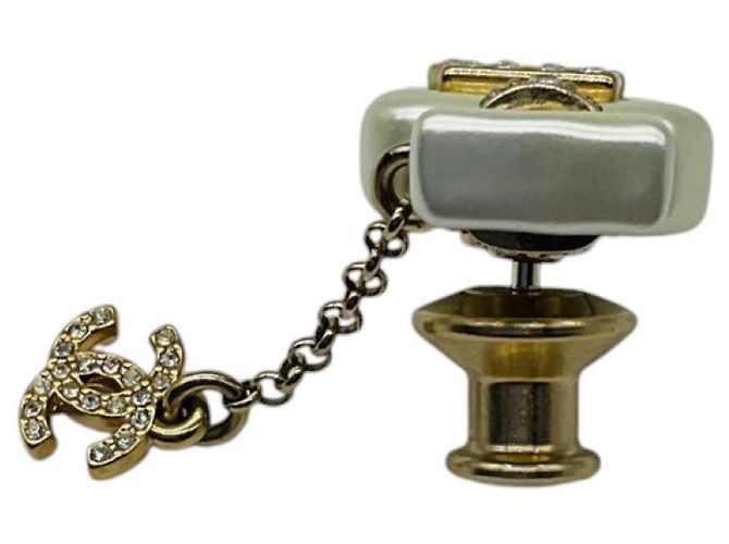 Spilla Chanel 2022 CC in resina placcata oro con strass e flacone di profumo No. 5 - vista 4