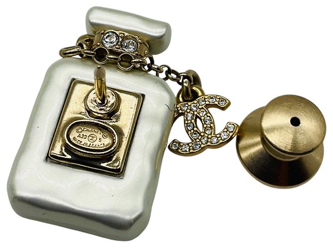 Spilla Chanel 2022 CC in resina placcata oro con strass e flacone di profumo No. 5 - vista 5