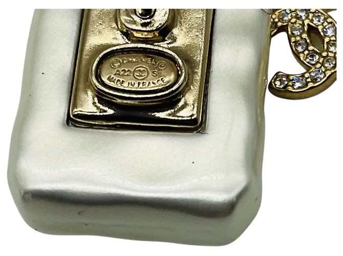 Spilla Chanel 2022 CC in resina placcata oro con strass e flacone di profumo No. 5 - vista 6