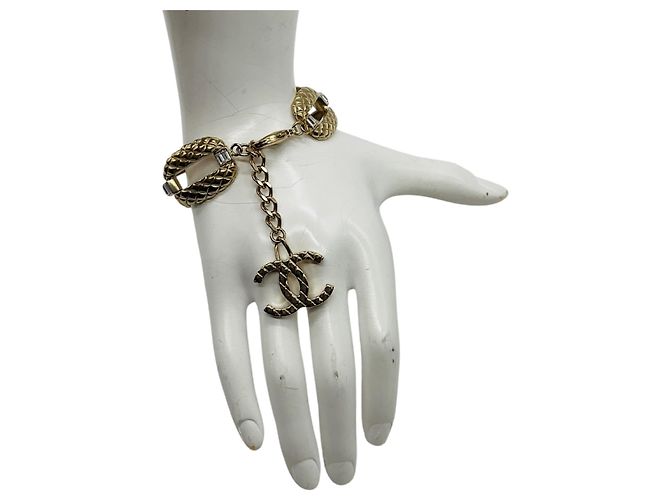 Bracciale Chanel 2018 con ciondolo logo CC in oro chiaro e strass - vista 2