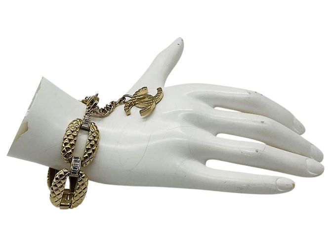 Bracciale Chanel 2018 con ciondolo logo CC in oro chiaro e strass - vista 3