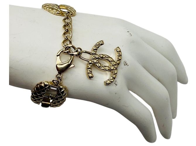 Bracciale Chanel 2018 con ciondolo logo CC in oro chiaro e strass - vista 5