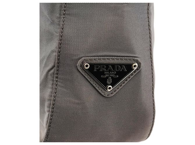 Prada Borsa Tote B8368 in nylon grigio con manici in plastica - vista 5